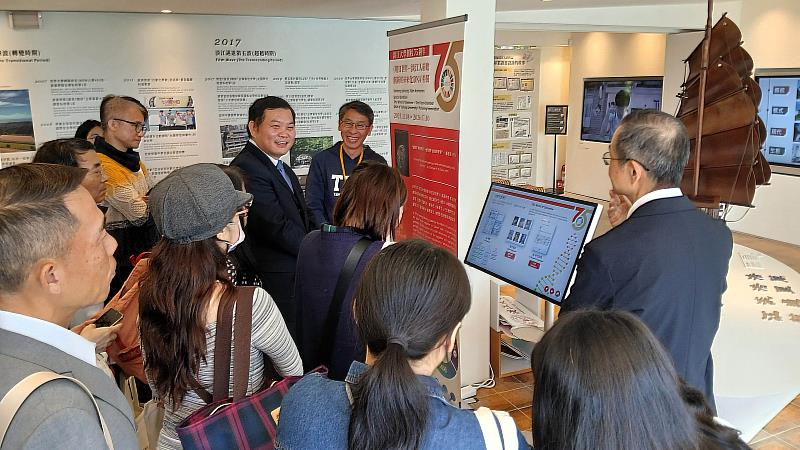 基隆女中師長在蔡宗儒教務長(右1)帶領下參觀校史館。(圖/淡江大學提供)