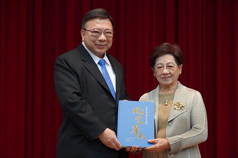 劉維琪校長將《中華大學36週年紀念特輯》贈予楊洪秋霞董事長，象徵校史傳承與新篇章的啟動。