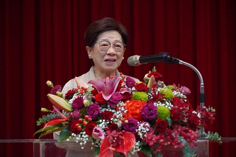 董事長楊洪秋霞於典禮中回顧創校歷程，期盼中華大學在轉型後持續展現教育能量。
