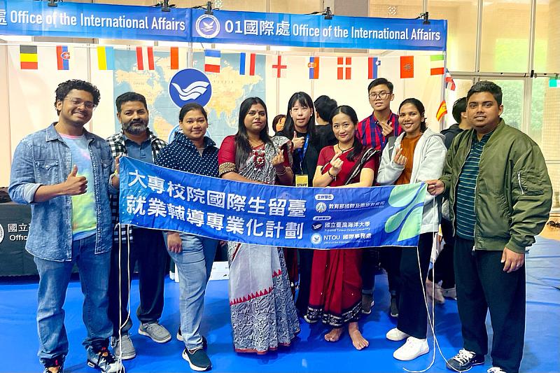 國際處設置專區協助來自各國的學生了解在臺就業相關資訊。