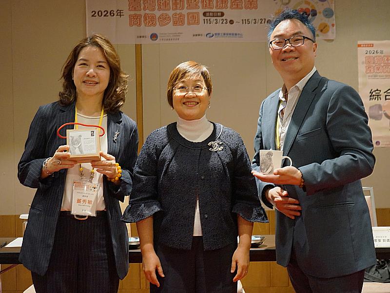 徐佳青致蹭紀念品予董秀敏及副團長高銓晟。