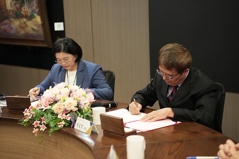 興大校長詹富智（右）與保訓會主委兼國家文官學院院長蔡秀涓（左）代表簽署。