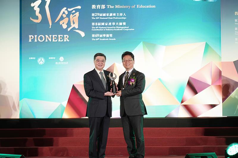 中興大學副校長陳全木（右）榮獲教育部第69屆學術獎。