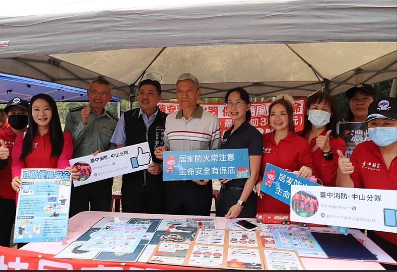 勤益林宏澤主任秘書（右6）和太平李珏民分局長（右7）共同在台中消防攤位合影。