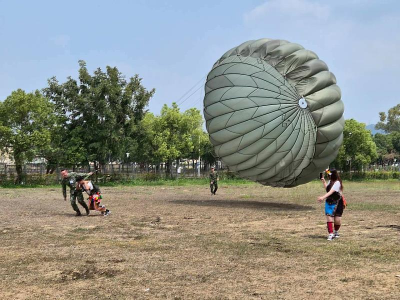 陸軍航特602旅跳傘傘貝穿戴體驗活動。