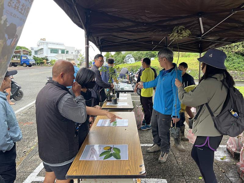 民眾踴躍參與，領取樹苗。