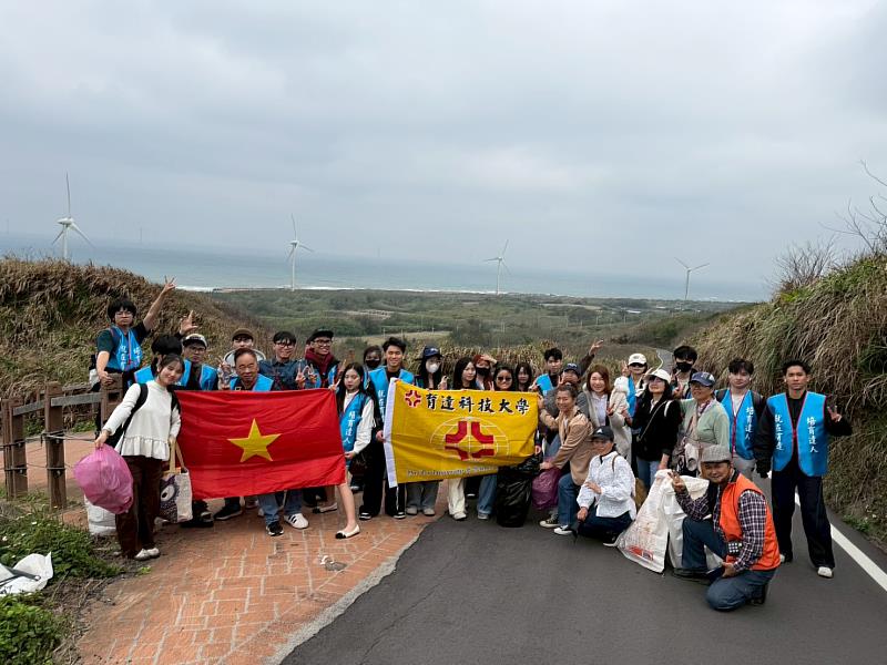 帶外籍生走進苗栗好望角,育達科大推淨山控窯廟宇文化沉浸式體驗,從玩中認識台灣。