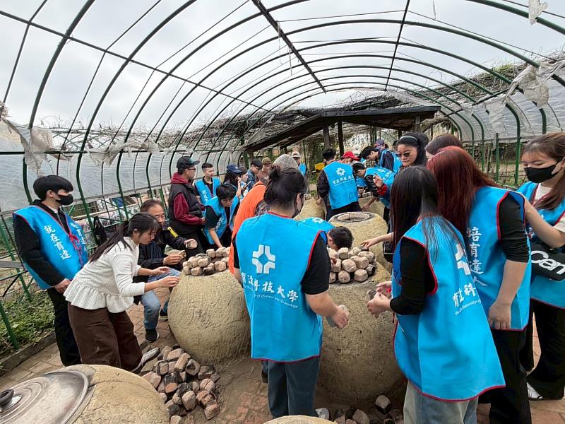 充滿樂趣的「控窯體驗」，外籍生與台灣學生攜手合作，從生火、備料到親手料理食物，在實作過程中交流彼此的飲食文化與生活習慣。