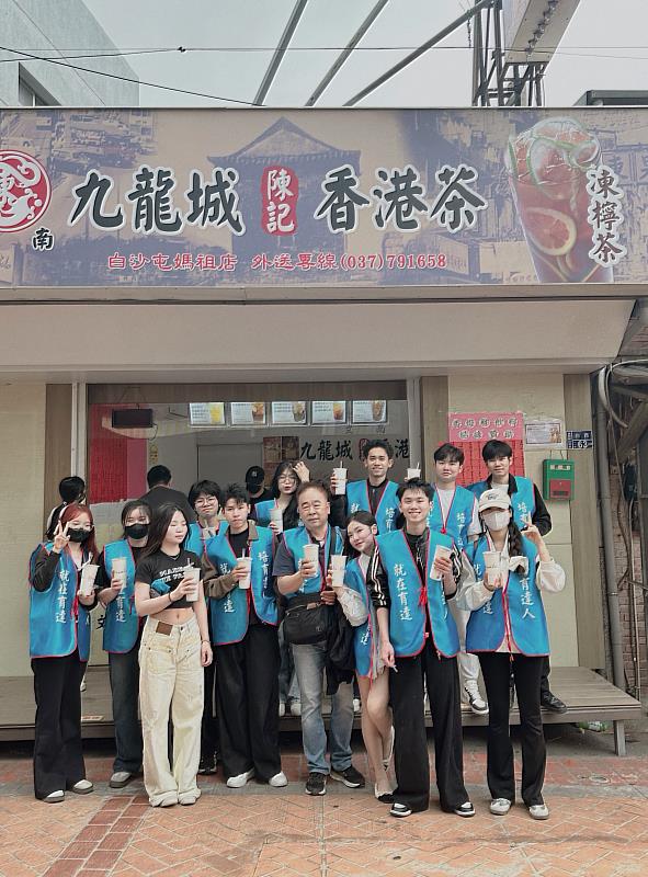 育達科技大學外籍學生快速融入在地生活於白沙屯地區店家合影，感受多元文化。
