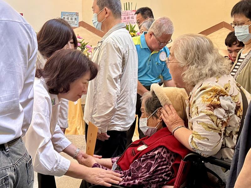 黃敏惠市長向烈士遺族表達關懷。