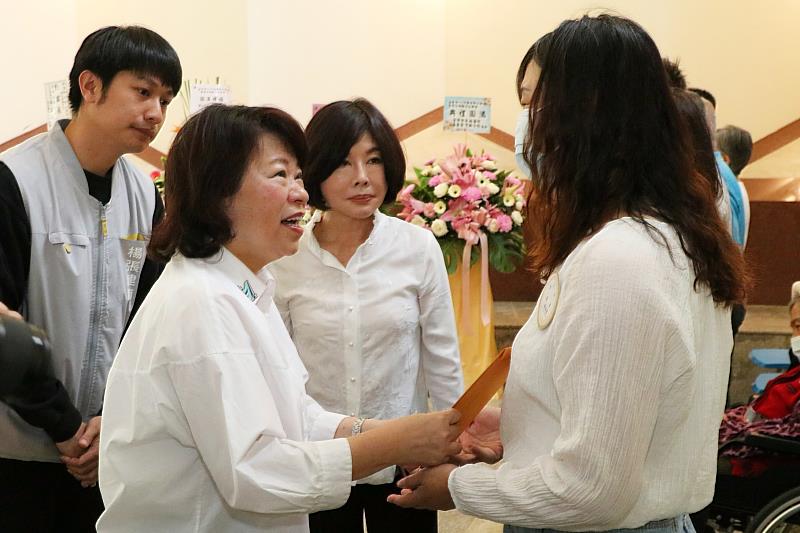 黃敏惠市長發放慰問金予烈士遺族。