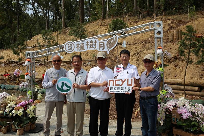 蝴蝶蘭願景視窗象徵嘉義分署與嘉義大學攜手推動生態復育與永續發展，打造兼具韌性與永續的生活環境。