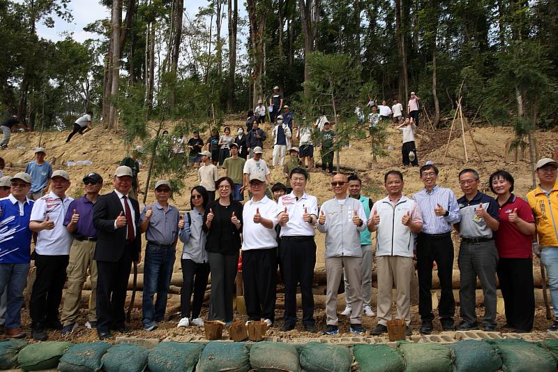 產官學合作夥伴、校友及師生一同參與種下50株臺灣肖楠。