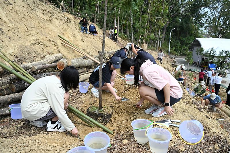 80位嘉義大學森林系學生熱血參與植樹。