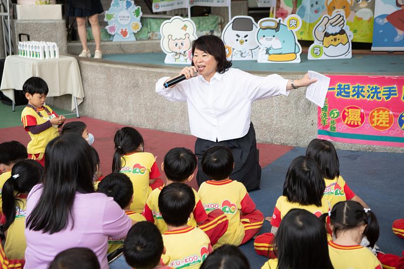 黃敏惠市長帶領復國幼兒園小朋友一起示範正確「洗手5步驟」。