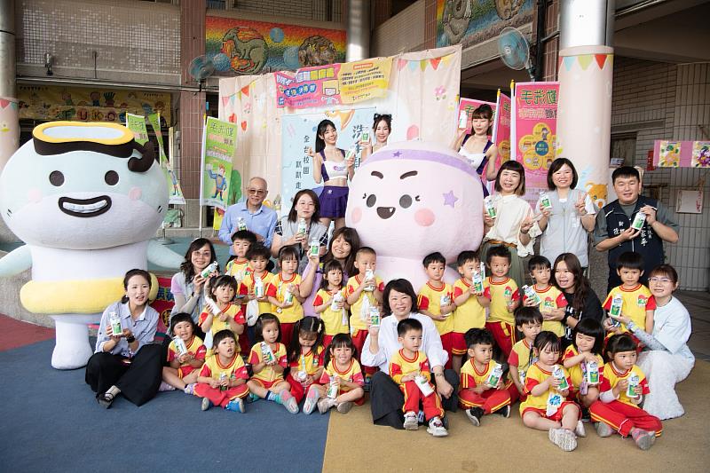 黃敏惠市長落實勤洗手，遠離腸病毒。