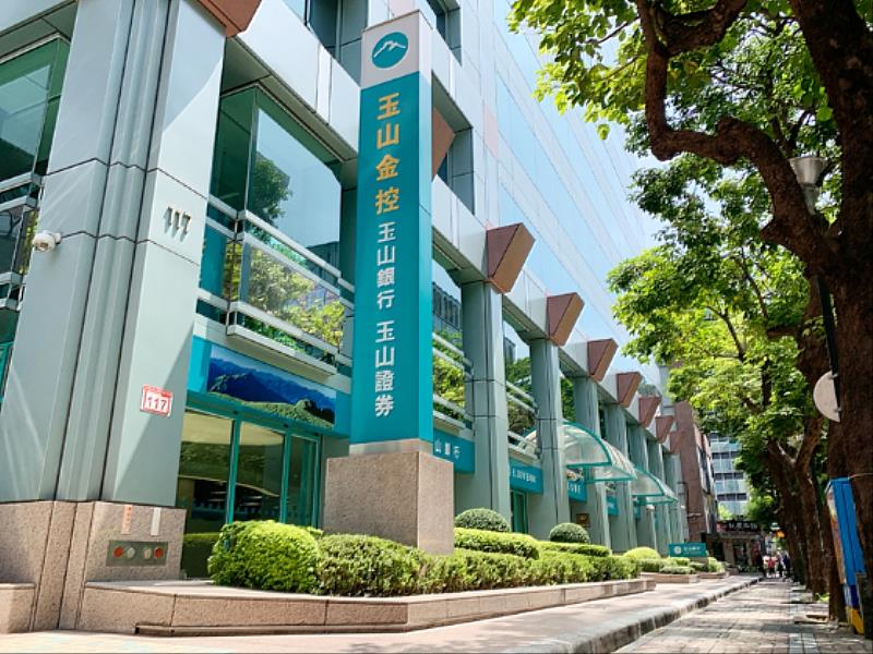 玉山金控連續15年響應國際公益減碳活動「Earth Hour 地球一小時」，發起關燈行動呼籲永續減碳。