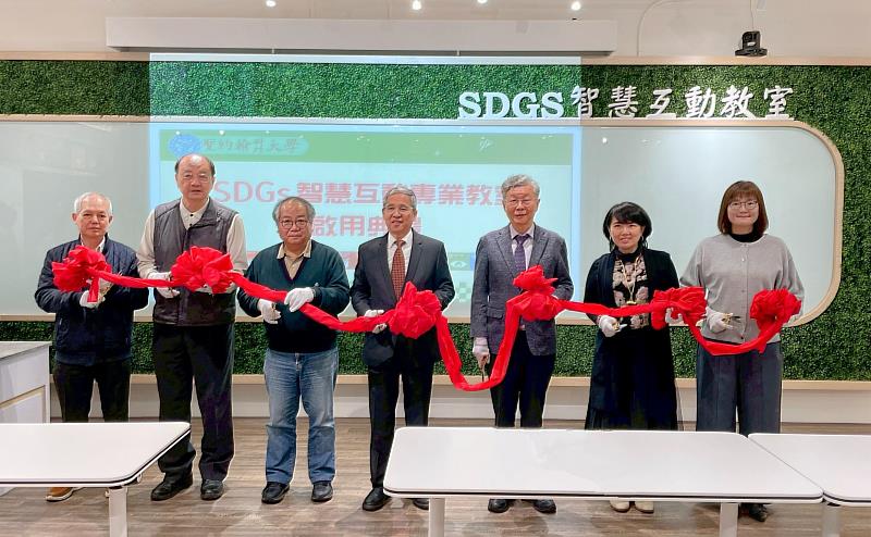 啟用儀式邀請眾多貴賓蒞臨現場，共同參與剪綵儀式。左起：聖約翰科大范俊杰院長、張銘崑行政長、何副校長、唐彥博校長、曾鴻鍊執行董事、新北市政府新住民國際文教科林玉婷科長及瑞芳高工郭昱晨校長。