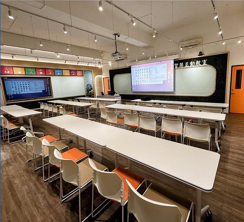 授課教師能以直覺的聲控指令取代按鍵，輕鬆控制短焦雷射投影機開關、電動布幕升降及各顯示幕訊號切換。