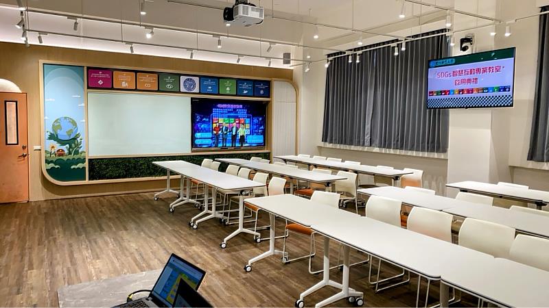 斥資打造的「SDGs智慧互動專業教室」，全面導入環境控制與語音控制系統，是一間高度智能化的學習空間。