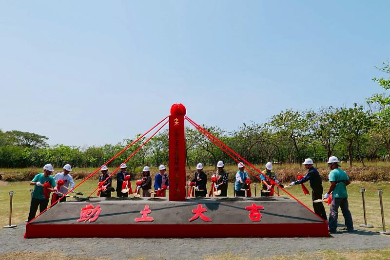 產官學民代表共同執金鏟為雷公蛙復育棲地開池動土。