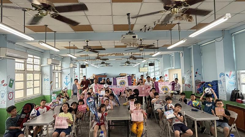 小朋友們拿到各自的心願禮物。