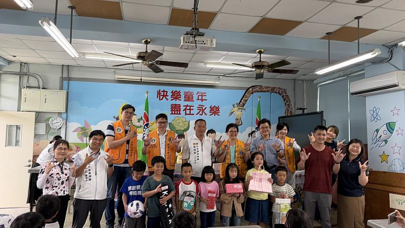 小朋友們與貴賓們合影。