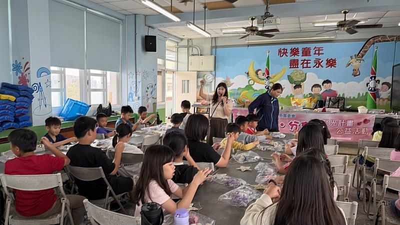 小朋友們認真地聽老師教學如何製作藤編風鈴吊飾。