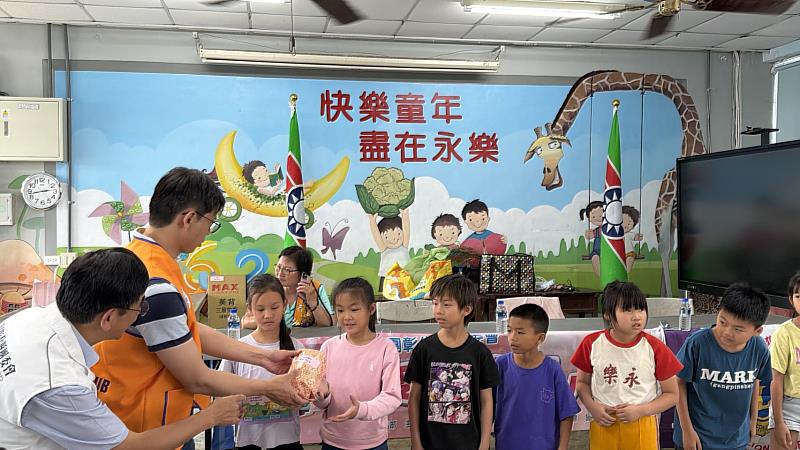 頒贈小朋友們心願禮物。