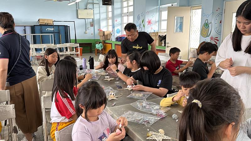 小朋友們做手作認真的模樣。