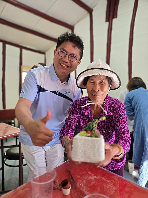 高齡近90歲的社區阿媽親手製作永續花藝。