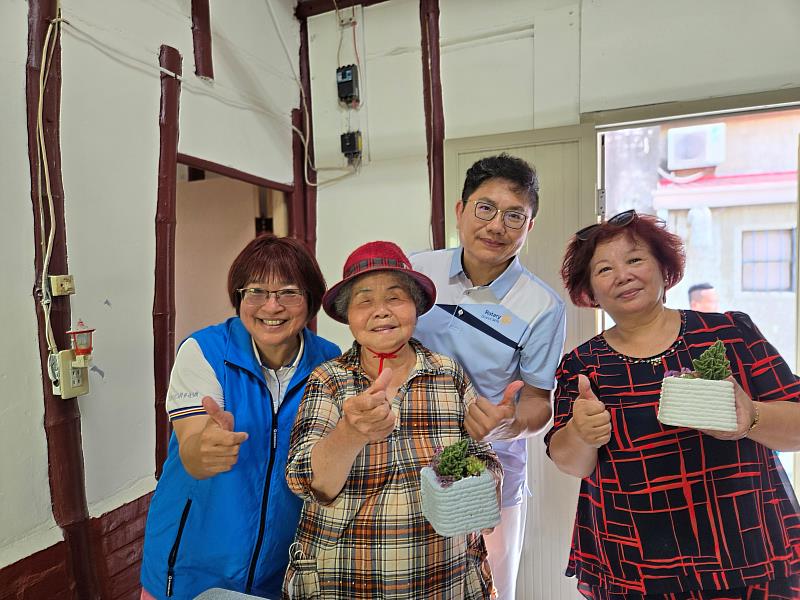 協辦單位「臺南市心動力農村文化美學營造協會」李翊宸理事長（左1）、楊泰和學務長（後）與居民合影。