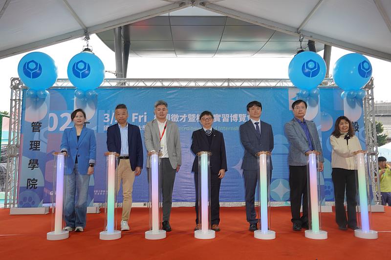 啟動儀式合照。從左至右為臺科大國際長葉穎蓉、臺科大主任秘書郭俞麟、台灣國際航電人資長洪崇浩、臺科大顏家鈺校長、光寶科技全球招募暨人才培訓處長李茂山、臺科大產學創新學院院長郭景明、臺科大學務長王惠君。