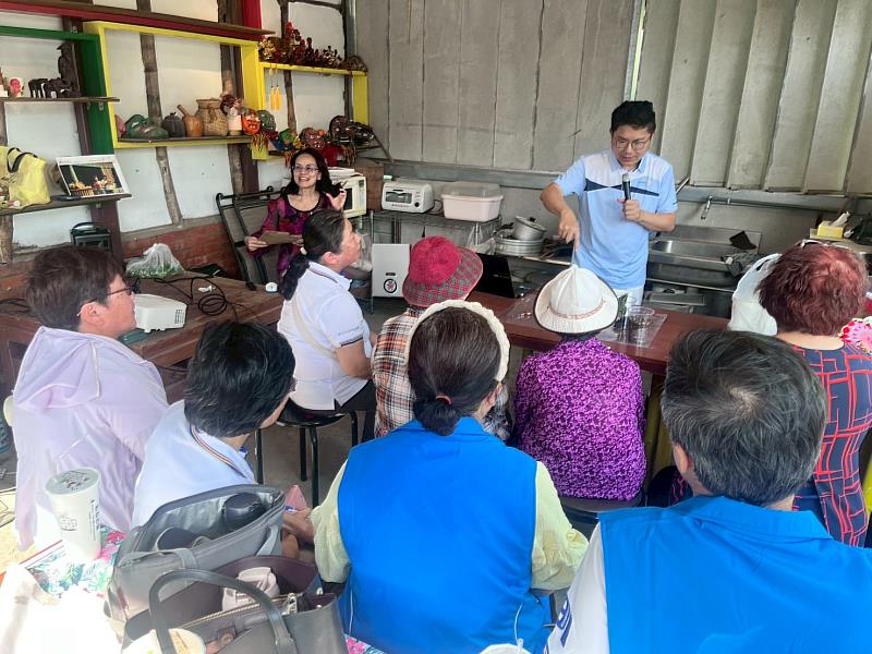 USR計畫主持人楊泰和學務長向社區居民闡述淨零永續的概念。