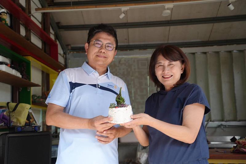 台南市市長夫人劉育菁（右）蒞臨現場致詞，關心居民參與情形。