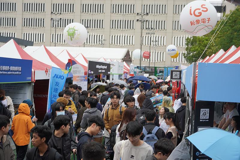 臺科大27日舉辦徵才博覽會,共吸引220家企業參與,設置300攤位,釋出約1萬6千個職缺。