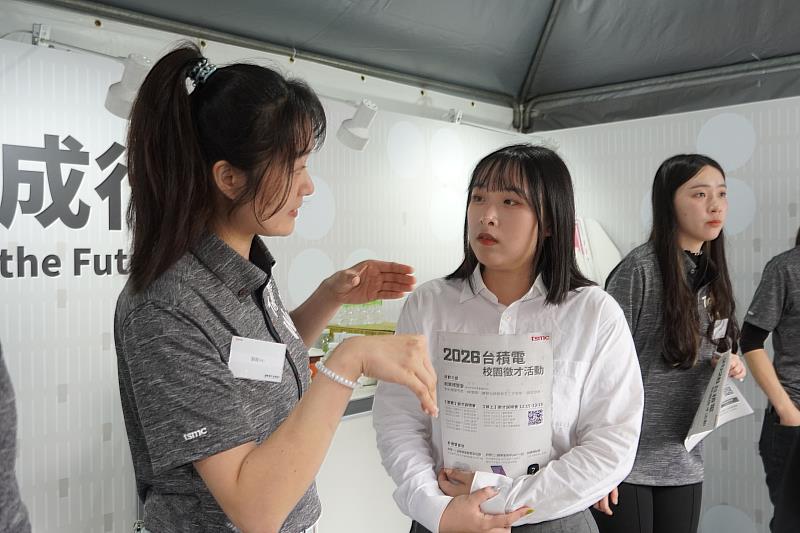 臺科大材料科學與工程系碩二的葉雨欣（右）希望透過今天的就業博覽會找到實習機會，深入了解目前材料產業的技術發展趨勢與業界實際研發流程。