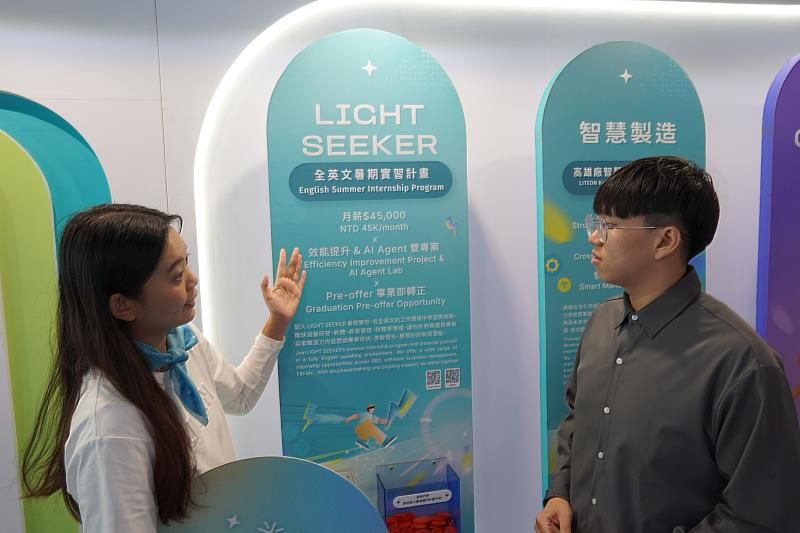 臺科大機械工程學系大四蘇厚聞（右）希望未來能進入與機械或科技製造相關產業工作，從基礎工程職位開始累積經驗。