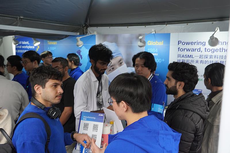 臺科大27日舉辦徵才博覽會，共有40家企業開出國際學生職缺，展現多元且國際化的人才需求。