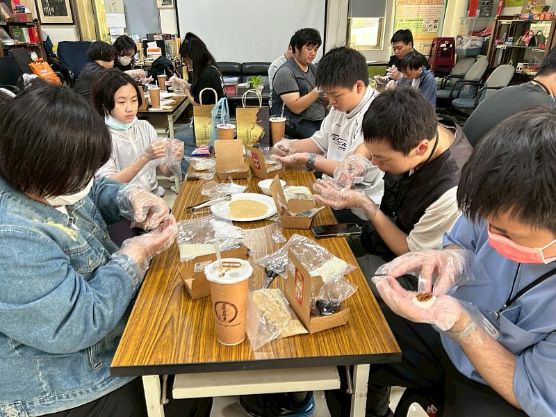 學生體驗包麻糬DIY。