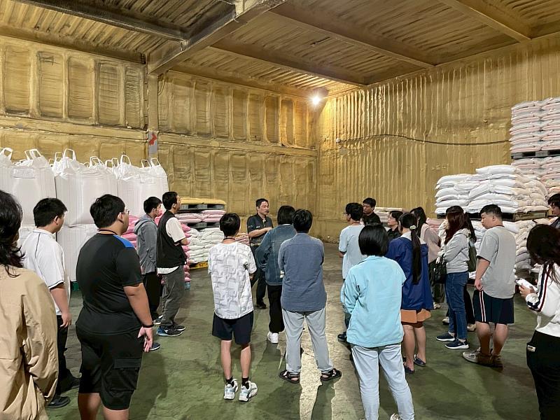 師生走進廠區，了解產品外銷出口前的流程與準備。