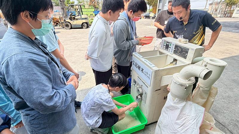 學生體驗碾米DIY,透過機器完成去殼與脫糠程序,見證米粒變白的過程。