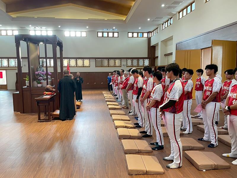 南華大學舉行「115年全國成棒甲組春季聯賽授旗暨勉勵儀式」,球隊展現承接使命與榮譽的決心。