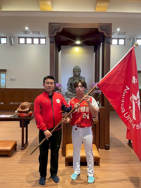南華大學甲組棒球隊授旗出征，迎戰全國春季聯賽，由何應志體育長（左）授旗給隊長林楷峯（右）。