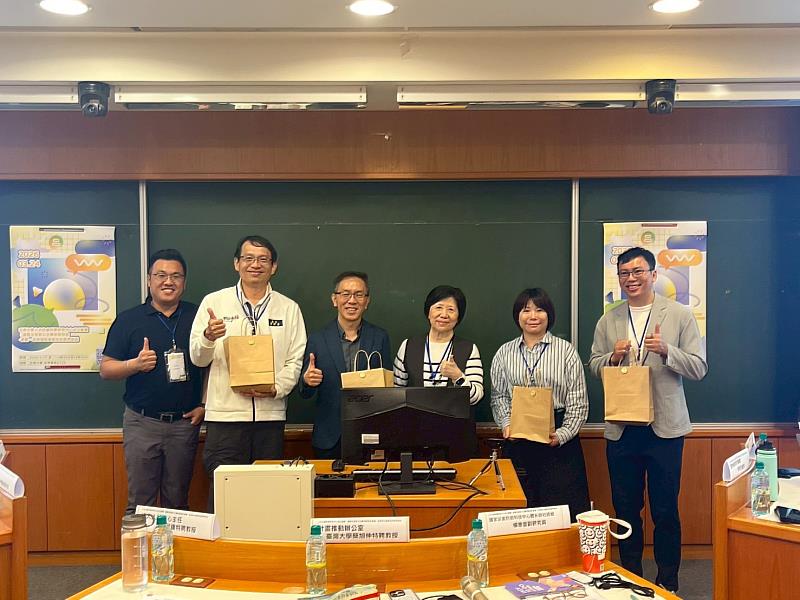 論壇匯聚產官學界專家進行跨界對話。左起為亞洲大學產學長王昭能、雲林縣政府計畫處處長李明岳、台灣大學特聘教授簡旭伸、亞洲大學副校長兼人社中心主任柯慧貞、國家災防中心副研究員楊惠萱、成功大學人社中心主任楊政達。