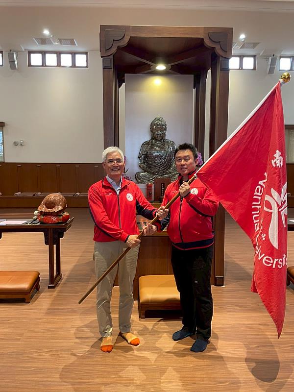 南華大學甲組棒球隊授旗出征,迎戰全國春季聯賽,由高俊雄校長(左)授旗給何應志體育長(右)。