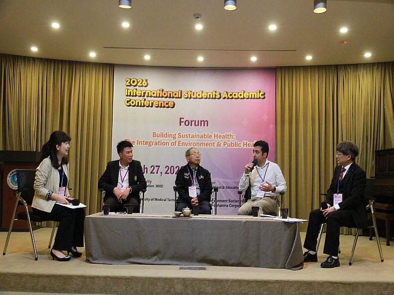 2026國際學生學術研討會主題論壇,講者與主持人進行跨國對談。