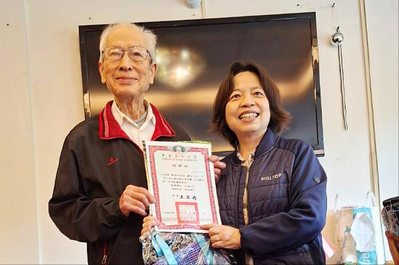 沈美雪教授推動日語川柳大賽,邀集國內外學者評選;圖為致贈感謝狀予陳清波先生(左)。