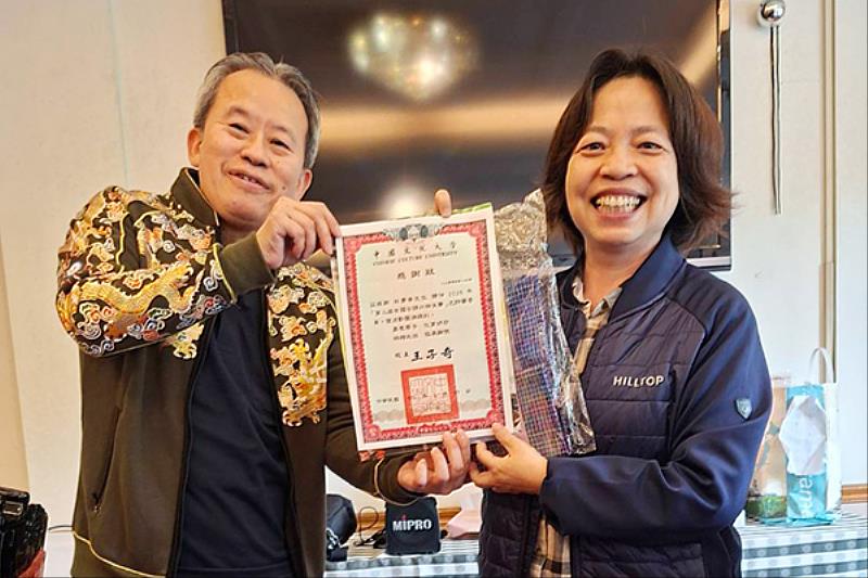 沈美雪教授推動日語川柳大賽，邀集國內外學者評選；圖為致贈感謝狀予杜青春（左）先生。