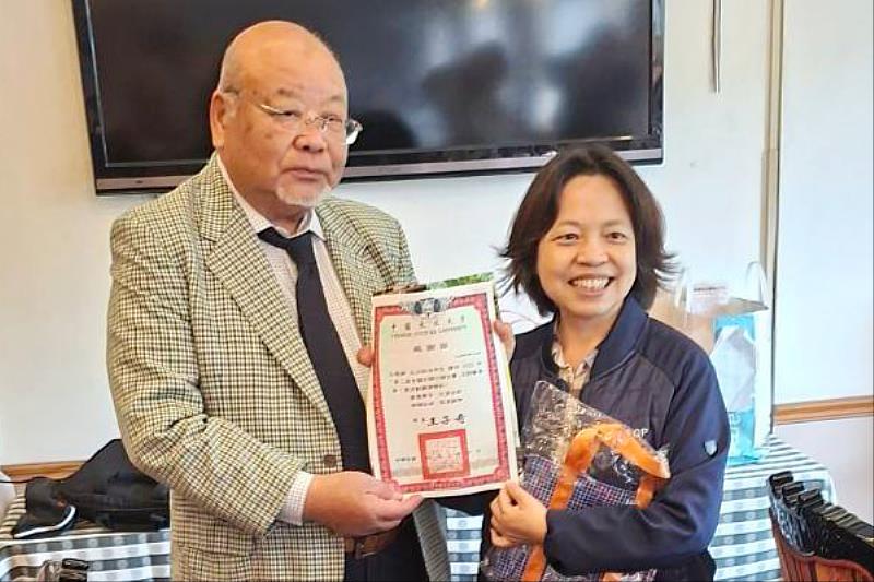沈美雪教授推動日語川柳大賽,邀集國內外學者評選;圖為致贈感謝狀予北川拓治先生(左)。